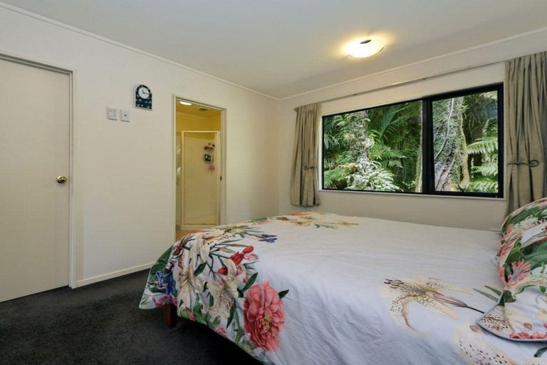 Photo of property in 408 Scenic Drive, Waiatarua, Auckland, 0612