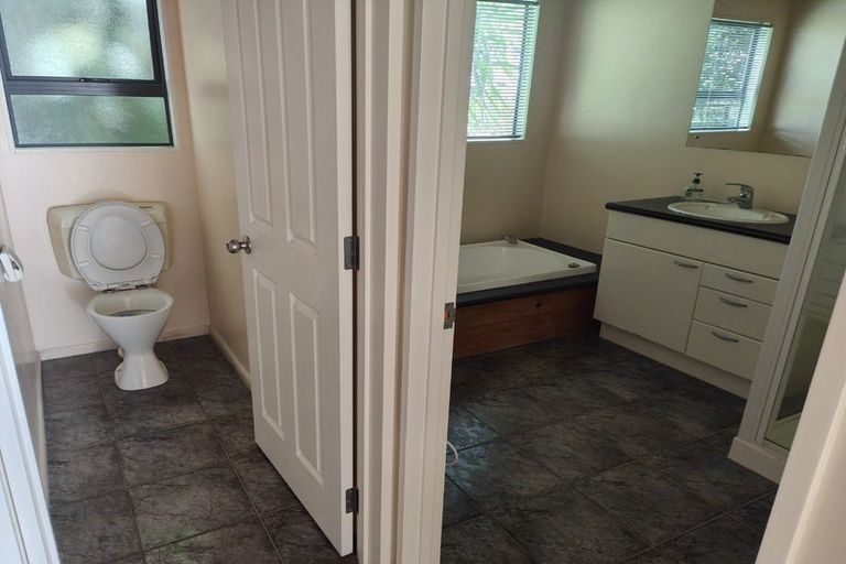 Photo of property in 94 Luckens Road, West Harbour, Auckland, 0618