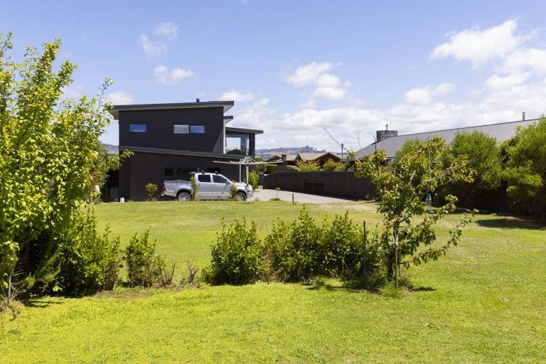 Photo of property in 14 Pukenamu Road, Rainbow Point, Taupo, 3330