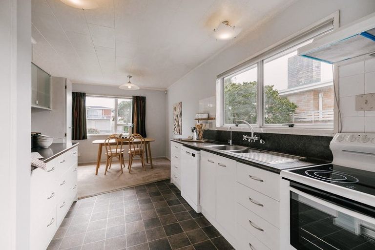 Photo of property in 53 Wikiriwhi Crescent, Awapuni, Palmerston North, 4412