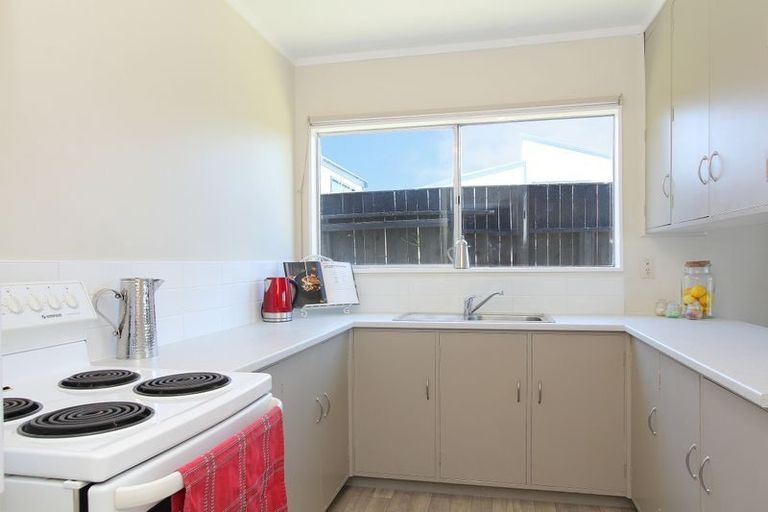 Photo of property in 9 Chetwode Grove, Newlands, Wellington, 6037