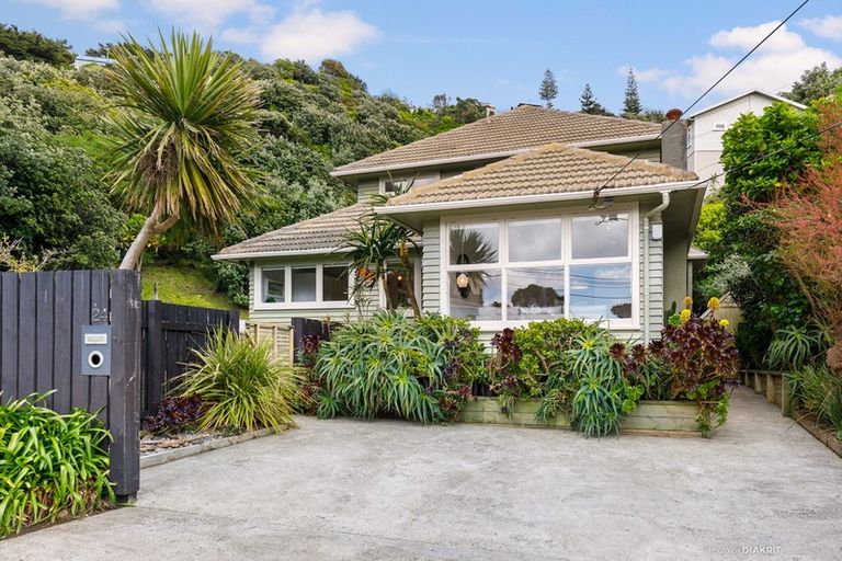 Photo of property in 24 Cave Road, Houghton Bay, Wellington, 6023