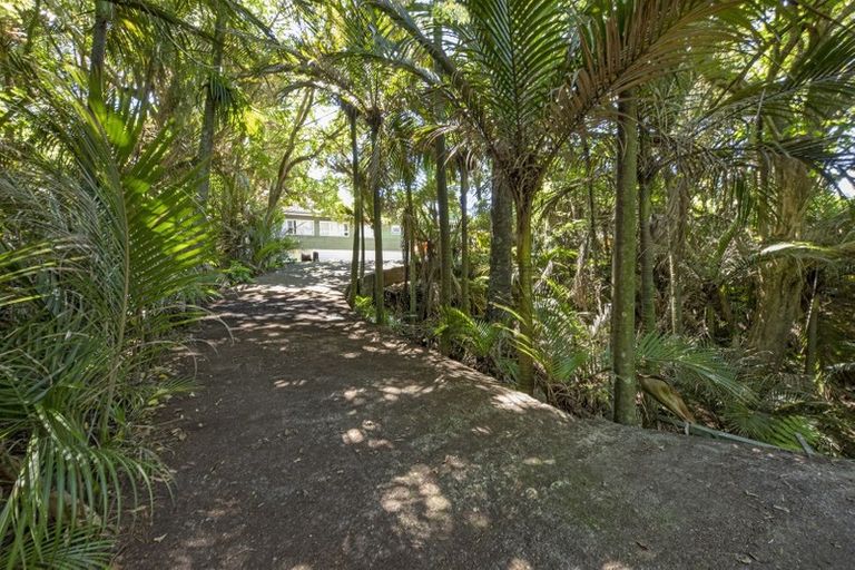 Photo of property in 323 Glenfield Road, Glenfield, Auckland, 0629