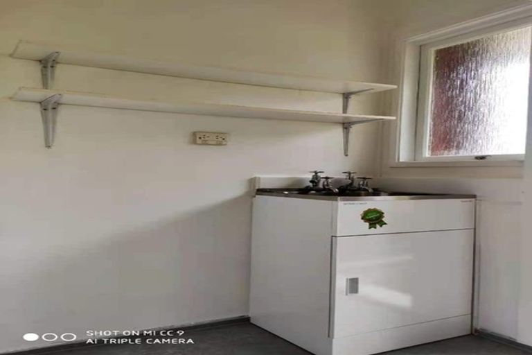 Photo of property in 2/15 Trojan Crescent, New Lynn, Auckland, 0600