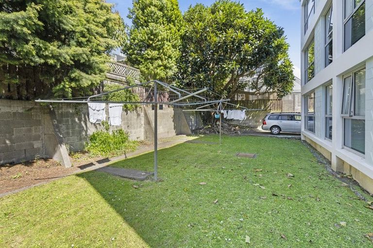 Photo of property in Victoria Court, 10/4 Queen Street, Mount Victoria, Wellington, 6011