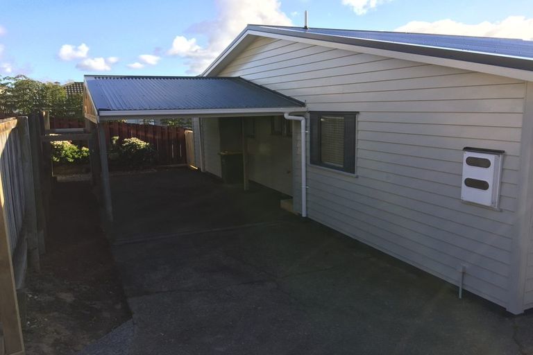 Photo of property in 2/48 Sunset Road, Unsworth Heights, Auckland, 0632