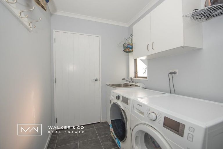 Photo of property in 22 James Nairn Grove, Riverstone Terraces, Upper Hutt, 5018