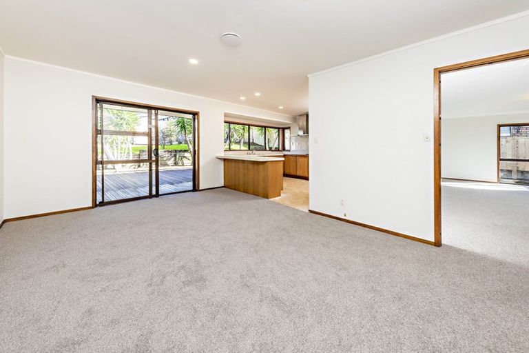 Photo of property in 16 Voltaire Court, Botany Downs, Auckland, 2010