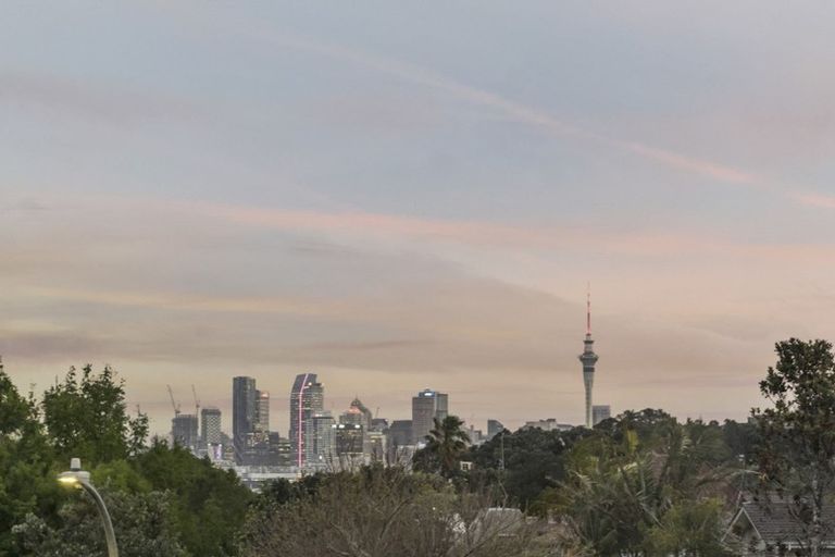 Photo of property in 5 Puawai Place, Northcote, Auckland, 0627