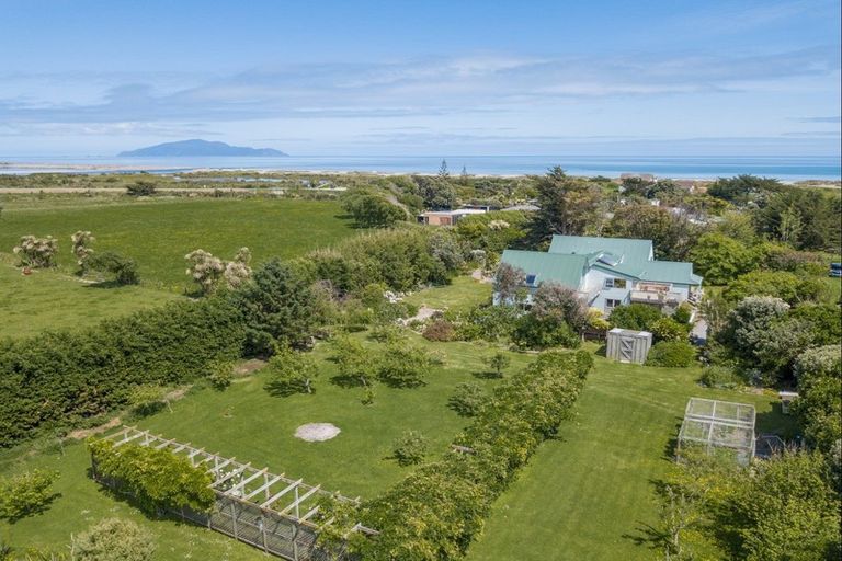 Photo of property in 21 Atkinson Avenue, Otaki Beach, Otaki, 5512