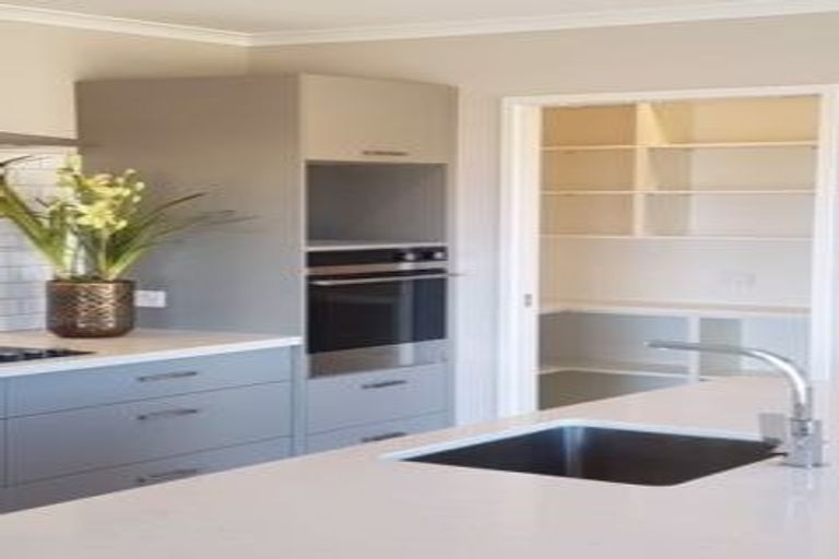 Photo of property in 5 Oakmont Crescent, Waiwhakaiho, New Plymouth, 4312