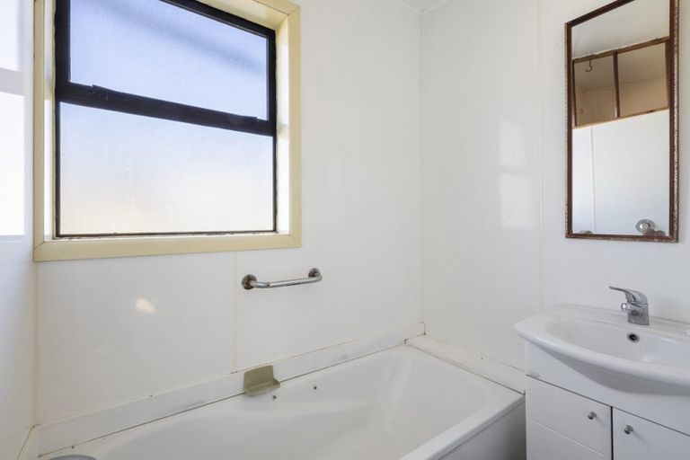 Photo of property in 80 Pioneer Road, Moturoa, New Plymouth, 4310