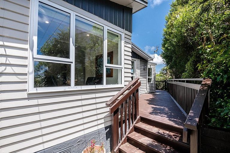 Photo of property in 19 Alder Place, Newlands, Wellington, 6037
