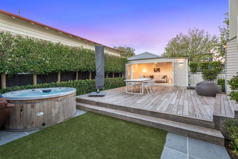 Photo of property in 9a North Avenue, Narrow Neck, Auckland, 0624