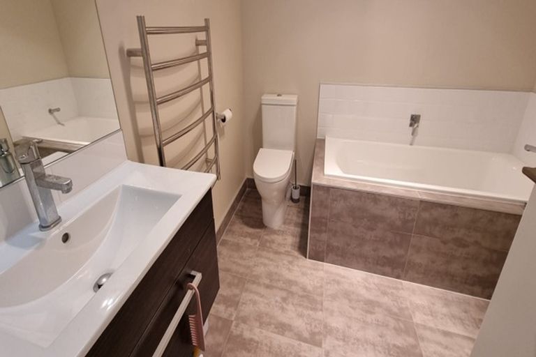 Photo of property in 17 Barbados Drive, Unsworth Heights, Auckland, 0632