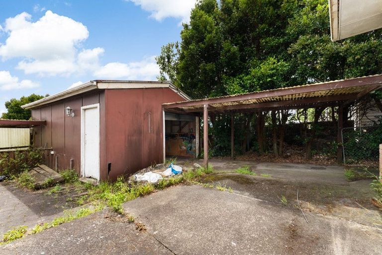 Photo of property in 17 Kirrie Avenue, Te Atatu South, Auckland, 0610