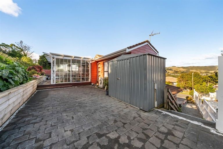 Photo of property in 10 Ordley Grove, Tawa, Wellington, 5028