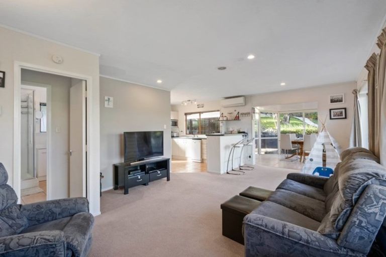 Photo of property in 2/43 Seaton Road, Murrays Bay, Auckland, 0630