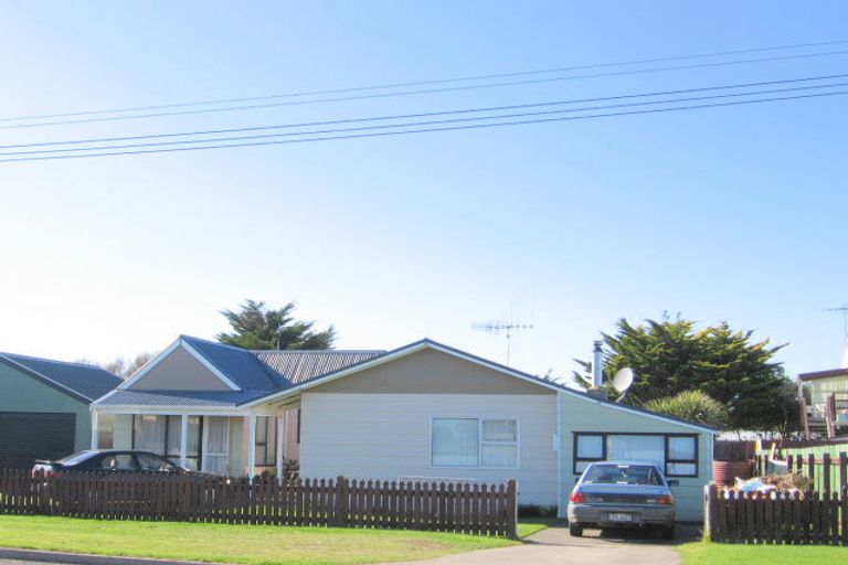 Photo of property in 32 Linklater Avenue, Foxton Beach, Foxton, 4815