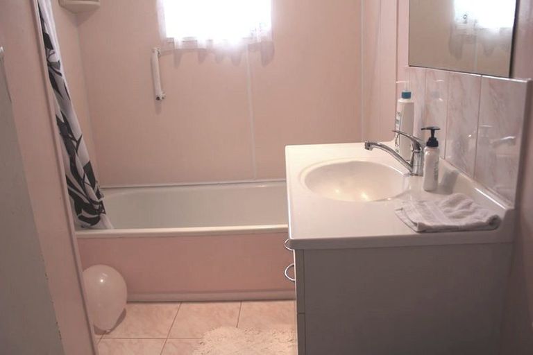 Photo of property in 8 Romney Place, Manurewa, Auckland, 2102