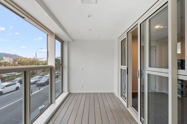 Photo of property in 2b/5 Kent Terrace, Mount Victoria, Wellington, 6011