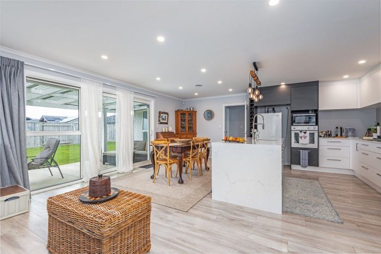 Photo of property in 96 Johnstone Drive, Fitzherbert, Palmerston North, 4410