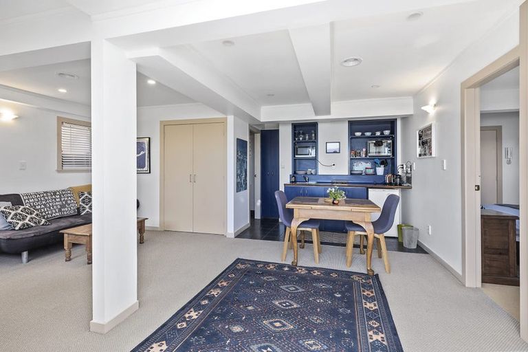 Photo of property in 2 Robieson Lane, Roseneath, Wellington, 6011