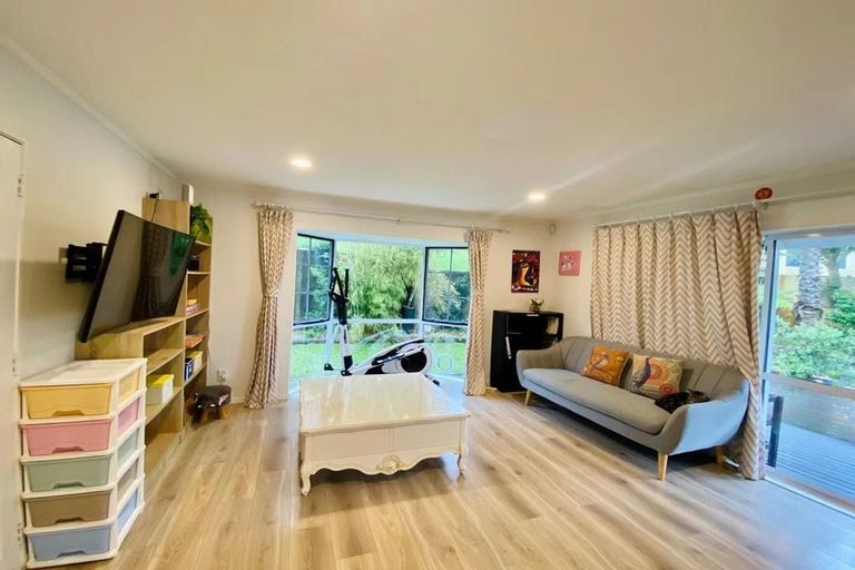 Photo of property in 1/133a Hobsonville Road, West Harbour, Auckland, 0618