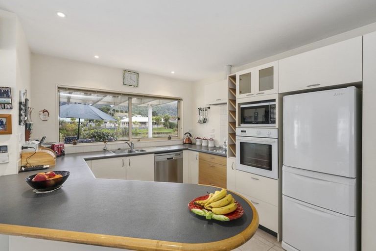 Photo of property in 5 Lorna Irene Drive, Raumati South, Paraparaumu, 5032