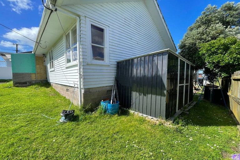 Photo of property in 35 Exmouth Road, Northcote, Auckland, 0627