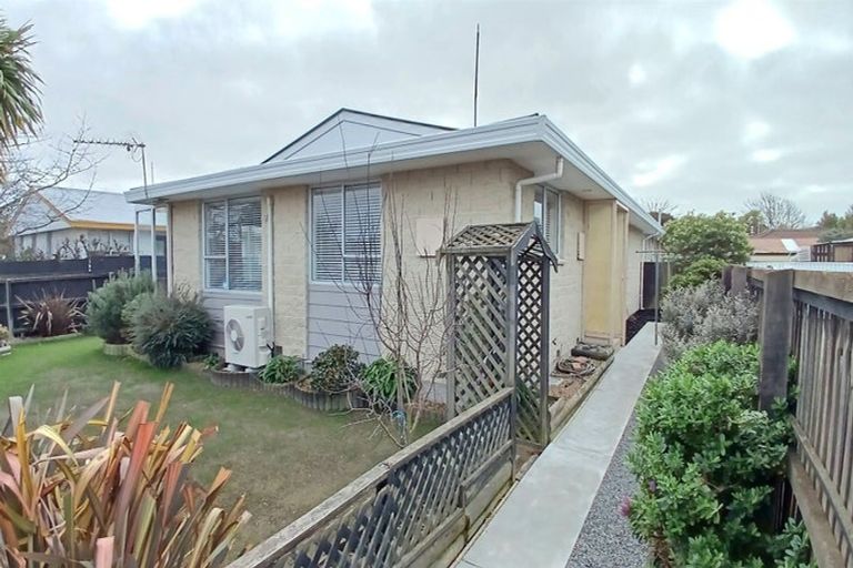 Photo of property in 8a Tamarisk Place, Parklands, Christchurch, 8083