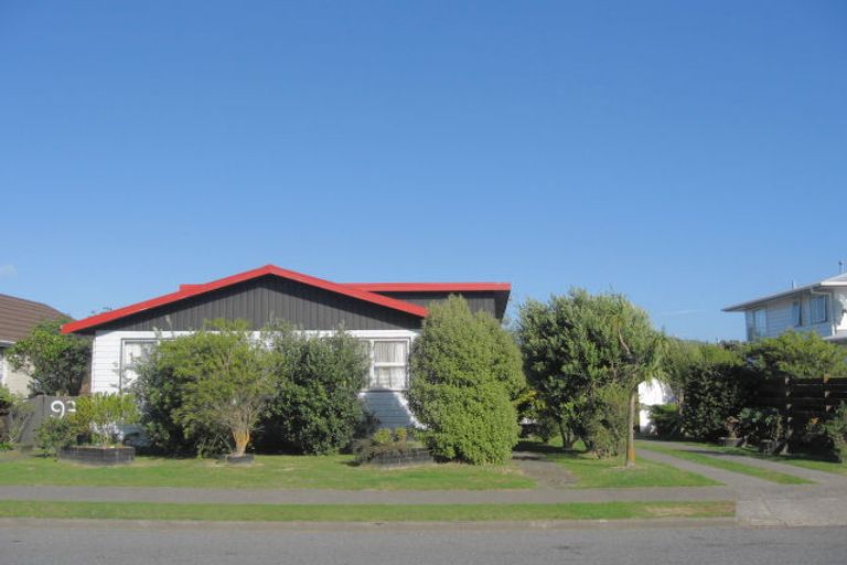 Photo of property in 93 Gloaming Hill, Titahi Bay, Porirua, 5022