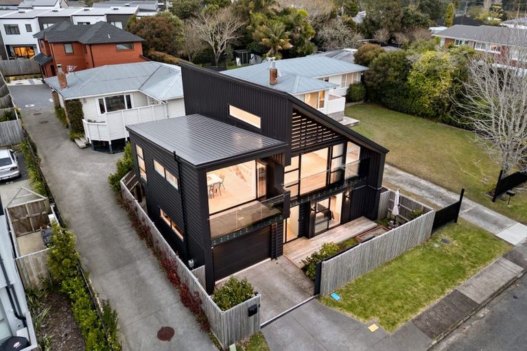 Photo of property in 33 Renata Crescent, Te Atatu Peninsula, Auckland, 0610