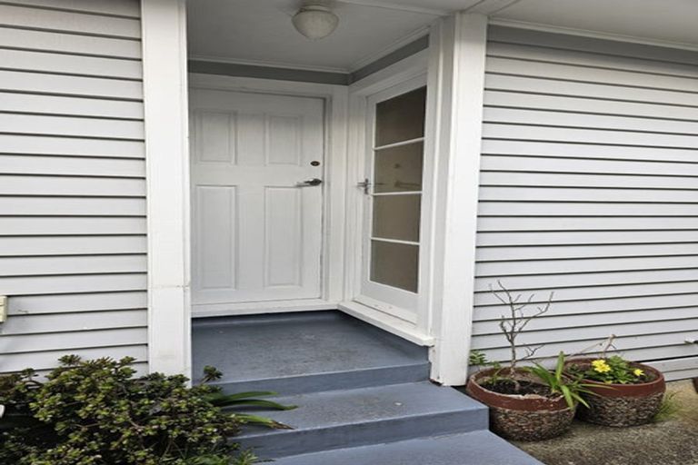 Photo of property in 7 Balmain Street, Newlands, Wellington, 6037