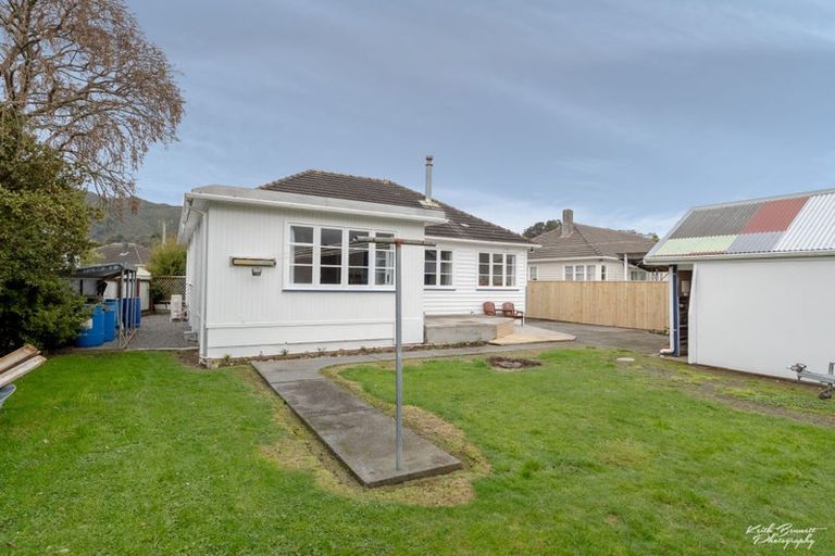 Photo of property in 5 Hodgins Grove, Naenae, Lower Hutt, 5011