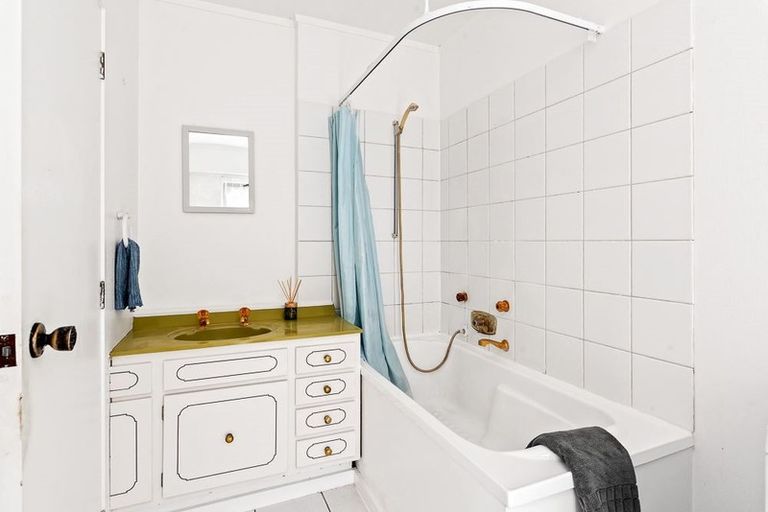 Photo of property in 1/12 Elmira Place, Browns Bay, Auckland, 0630