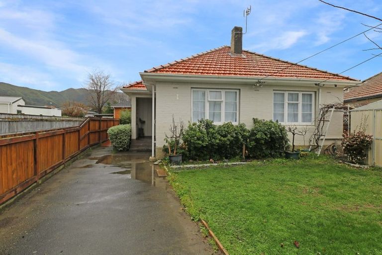 Photo of property in 2/28 Hall Crescent, Epuni, Lower Hutt, 5011
