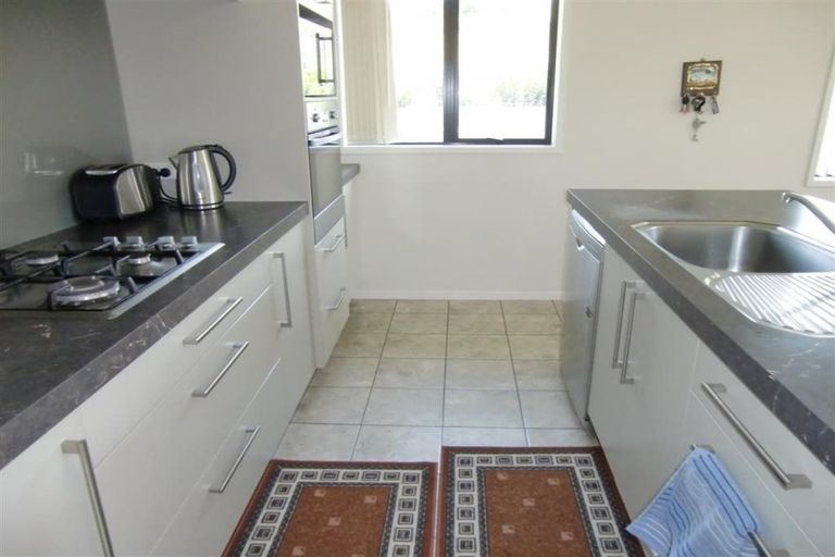 Photo of property in 15 Heta Road, Highlands Park, New Plymouth, 4312