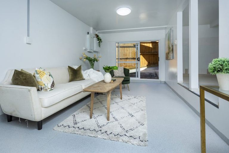 Photo of property in 43 Valley View Road, Glenfield, Auckland, 0629