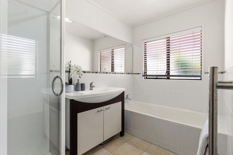 Photo of property in 203 Chelsea View Drive, Chatswood, Auckland, 0626