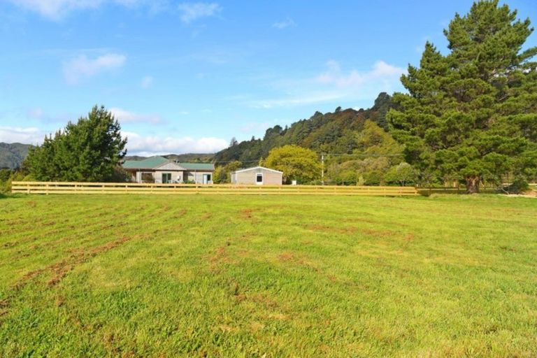 Photo of property in 5 Twin Lakes Road, Te Marua, Upper Hutt, 5018