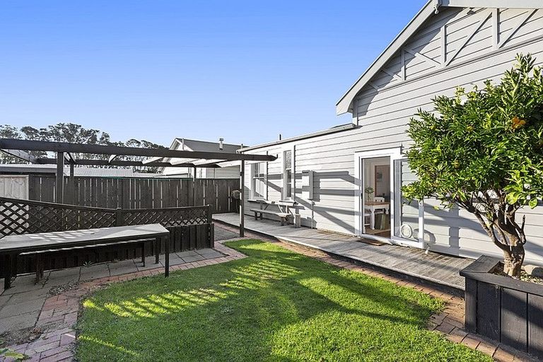 Photo of property in 8 Morley Street, New Plymouth, 4310