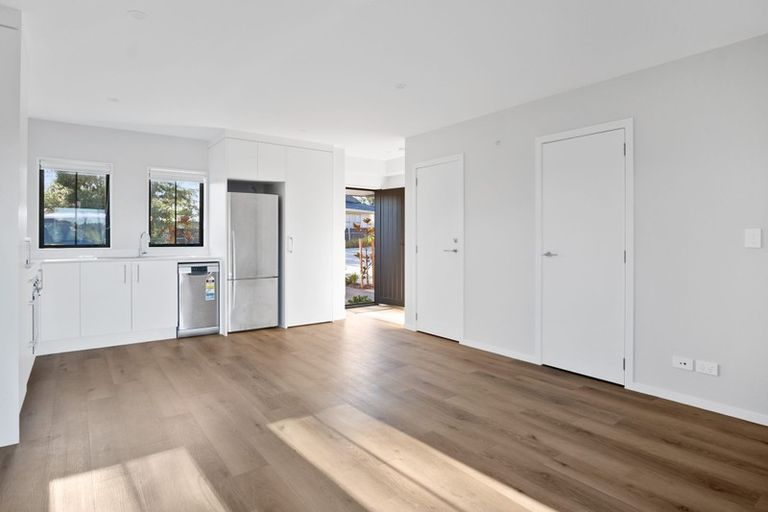 Photo of property in 10/15 Sunhill Road, Sunnyvale, Auckland, 0612