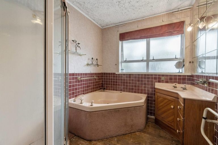 Photo of property in 79 Buscomb Avenue, Henderson, Auckland, 0610