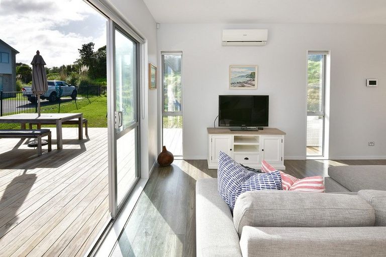 Photo of property in 33 Kaipuke Crescent, Gulf Harbour, Whangaparaoa, 0930