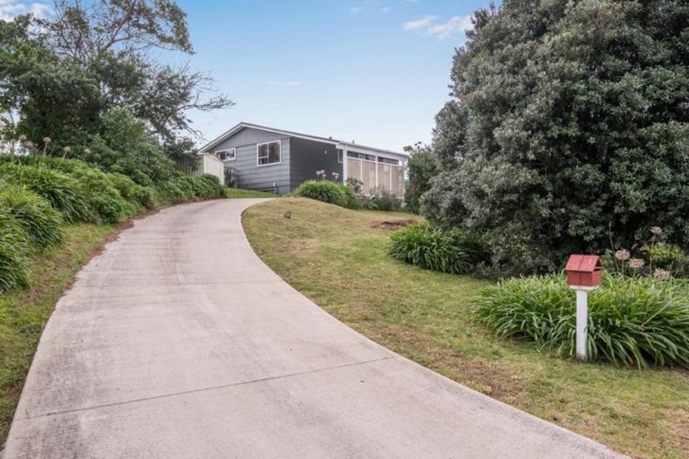 Photo of property in 9 Freyberg Crescent, Waikanae Beach, Waikanae, 5036