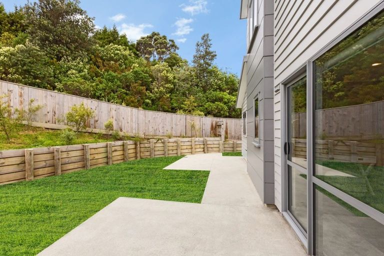 Photo of property in 2 Brindle Way, Newlands, Wellington, 6037