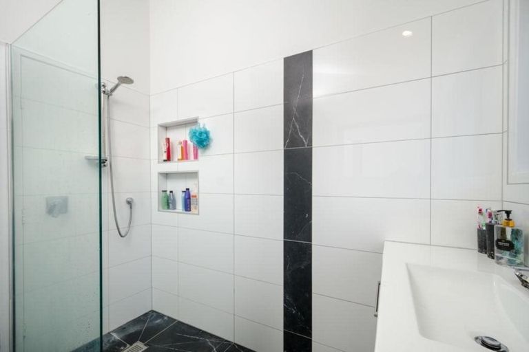 Photo of property in 42 Opanuku Road, Henderson Valley, Auckland, 0612