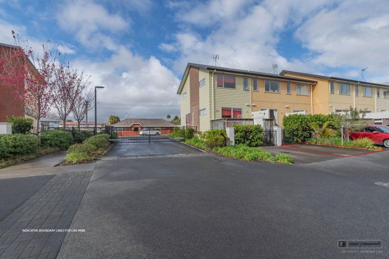 Photo of property in 24/11 Ray Small Drive, Papakura, 2110