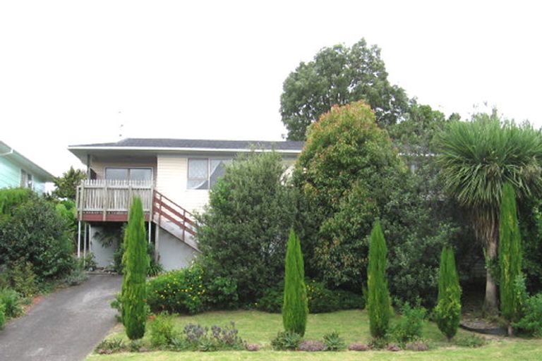 Photo of property in 9 Pavola Grove, Glenfield, Auckland, 0629